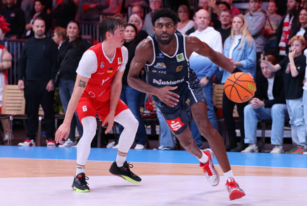v.l. Jasper Guenther (RheinStars Koeln 06), Carlos Carter (Eisbaeren Bremerhaven 06) GER, RheinStars Koeln vs. Eisbaeren Bremerhaven, Basketball, ProA, 4. Spieltag, Spielzeit 2026 2027, 11.10.2026 GER, RheinStars Koeln vs. Eisbaeren Bremerhaven, Basketball, ProA, 4. Spieltag, Spielzeit 2026 2027, 11.10.2026 RheinStars Koeln Copyright: xEibner-Pressefoto ThomasxStoeckerx EP_TSR