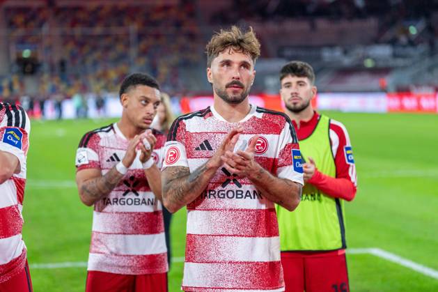 Steven van der Sloot (Fortuna Düsseldorf, 02), Filimon Gerezhiher (Fortuna Düsseldorf, 23) und Fabian Schleusener (Fortuna Düsseldorf, 24) klatschen nach dem Spiel vor der Kurve Fortuna Duesseldorf vs. SC Verl, Fussball, 3.Liga, 8.Spieltag, Saison 2026 27, 12.10.2026, DFL REGULATIONS PROHIBIT ANY USE OF PHOTOGRAPHS AS IMAGE SEQUENCES AND OR QUASI-VIDEO, Fortuna Duesseldorf vs. SC Verl, Fussball, 3.Liga, 8.Spieltag, Saison 2026 27, 12.10.2026 Düsseldorf Copyright: xEibner-Pressefoto LukasxBaldygax EP_LBA