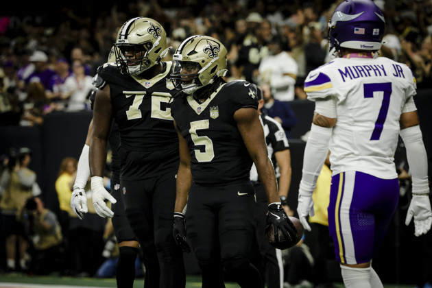 NEW ORLEANS, LA - OCTOBER 11: Kendre Miller 5 of the New Orleans Saints celebrates with teammates after a touchdown run against the Minnesota Vikings during the first half of a game at Caesars Superdome on October 11, 2026, in New Orleans, Louisiana. (Photo by Derick Hingle Icon Sportswire) NFL, American Football Herren, USA OCT 11 Vikings at Saints EDITORIAL USE ONLY Icon126261011008