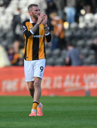 Hull City v Everton Premier League Hull City s Oli McBurnie applauds their fans at full time during the Premier League match at the MKM Stadium, Hull 11 10 2026 UK Newspapers OUT Copyright: xDanielxHamburyx FIL-24042-0213