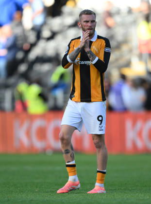 Hull City v Everton Premier League Hull City s Oli McBurnie applauds their fans at full time during the Premier League match at the MKM Stadium, Hull 11 10 2026 UK Newspapers OUT Copyright: xDanielxHamburyx FIL-24042-0214