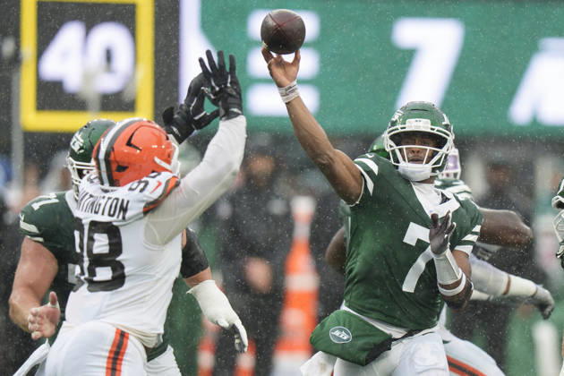 Oct 11, 2026; East Rutherford, NJ, USA; New York Jets quarterback Geno Smith (7) throws the ball while under pressure by Cleveland Browns defensive end Adin Huntington (98) during an NFL, American Football Herren, USA game at MetLife Stadium. Mandatory Credit: -Cal Media NFL 2026: Browns Vs Jets OCT 11 - ZUMAc04_ 20261011_zma_c04_084 Copyright: xChrisxSzagolax