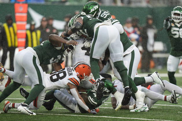 Oct 11, 2026; East Rutherford, NJ, USA; Cleveland Browns quarterback Deshaun Watson (4) gets sacked by the New York Jets defense during an NFL, American Football Herren, USA game at MetLife Stadium. Mandatory Credit: -Cal Media NFL 2026: Browns Vs Jets OCT 11  - ZUMAc04_ 20261011_zma_c04_089 Copyright: xChrisxSzagolax