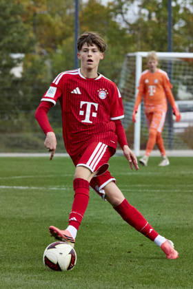 B-Junioren Bundesliga DFB-Nachwuchsliga, FC Bayern München U17, U 17 vs FC Augsburg (U17), München FC Bayern, München FC Bayern (U17), Augsburg FC, Augsburg FC (U17), 2026-10-11 in München (FC Bayern Campus) HERBER Niklas (FC Bayern München (U17) Rechter Verteidiger Nr2-FCB2) sportworld München FC Bayern Campus Bayern Deutschland
