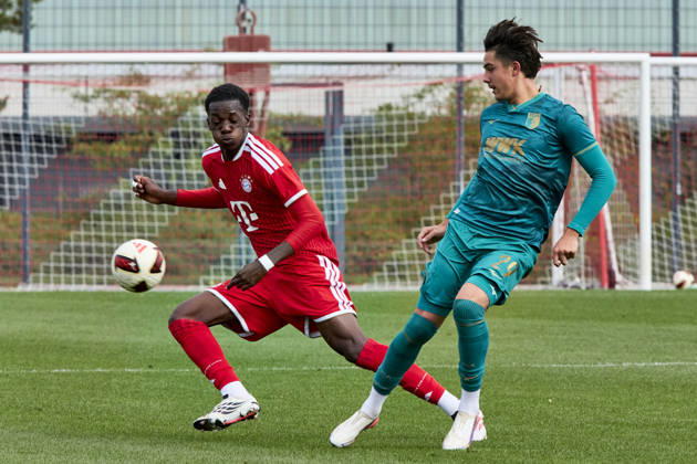 B-Junioren Bundesliga DFB-Nachwuchsliga, FC Bayern München U17, U 17 vs FC Augsburg (U17), München FC Bayern, München FC Bayern (U17), Augsburg FC, Augsburg FC (U17), 2026-10-11 in München (FC Bayern Campus) NDUKA Cephas Joyce (FC Bayern München (U17) Innenverteidiger Nr5-FCB5), KÖSLER Maximilian (FC Augsburg (U17) Abwehr Nr29-FCA29) sportworld München FC Bayern Campus Bayern Deutschland
