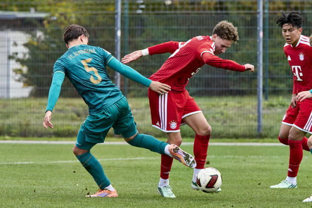 B-Junioren Bundesliga DFB-Nachwuchsliga, FC Bayern München U17, U 17 vs FC Augsburg (U17), München FC Bayern, München FC Bayern (U17), Augsburg FC, Augsburg FC (U17), 2026-10-11 in München (FC Bayern Campus) CIGLAR Roko (FC Bayern München (U17) Zentrales Mittelfeld Nr8-FCB8), MATZ Maximilian (FC Augsburg (U17) Innenverteidiger Nr5-FCA5) sportworld München FC Bayern Campus Bayern Deutschland