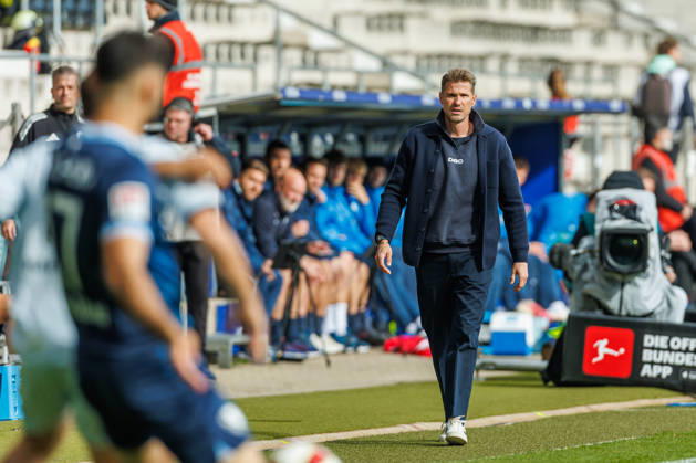 Trainer Oliver Kirch (DSC Arminia Bielefeld) schaut waehrend des Spiels der 2. Bundesliga zwischen VfL Bochum und Arminia Bielefeld, Ruhrstadion am 11. October 2026 in Bochum, Deutschland. (Foto von Mario Hommes DeFodi Images) +++ Trainer Oliver Kirch (DSC Arminia Bielefeld) looks on during the 2nd Bundesliga match between VfL Bochum and Arminia Bielefeld at Vonovia Ruhrstadion on October 11, 2026 in Bochum, Germany. (Photo by Mario Hommes DeFodi Images) DFB DFL REGULATIONS PROHIBIT ANY USE OF PHOTOGRAPHS AS IMAGE SEQUENCES AND OR QUASI-VIDEO. (Photo by Mario Hommes DeFodi Images) -