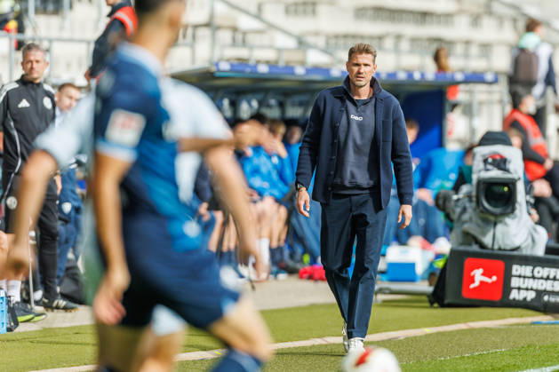 Trainer Oliver Kirch (DSC Arminia Bielefeld) schaut waehrend des Spiels der 2. Bundesliga zwischen VfL Bochum und Arminia Bielefeld, Ruhrstadion am 11. October 2026 in Bochum, Deutschland. (Foto von Mario Hommes DeFodi Images) +++ Trainer Oliver Kirch (DSC Arminia Bielefeld) looks on during the 2nd Bundesliga match between VfL Bochum and Arminia Bielefeld at Vonovia Ruhrstadion on October 11, 2026 in Bochum, Germany. (Photo by Mario Hommes DeFodi Images) DFB DFL REGULATIONS PROHIBIT ANY USE OF PHOTOGRAPHS AS IMAGE SEQUENCES AND OR QUASI-VIDEO. (Photo by Mario Hommes DeFodi Images) -