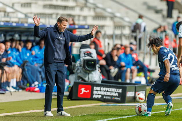 Trainer Oliver Kirch (DSC Arminia Bielefeld) schaut waehrend des Spiels der 2. Bundesliga zwischen VfL Bochum und Arminia Bielefeld, Ruhrstadion am 11. October 2026 in Bochum, Deutschland. (Foto von Mario Hommes DeFodi Images) +++ Trainer Oliver Kirch (DSC Arminia Bielefeld) looks on during the 2nd Bundesliga match between VfL Bochum and Arminia Bielefeld at Vonovia Ruhrstadion on October 11, 2026 in Bochum, Germany. (Photo by Mario Hommes DeFodi Images) DFB DFL REGULATIONS PROHIBIT ANY USE OF PHOTOGRAPHS AS IMAGE SEQUENCES AND OR QUASI-VIDEO. (Photo by Mario Hommes DeFodi Images) -