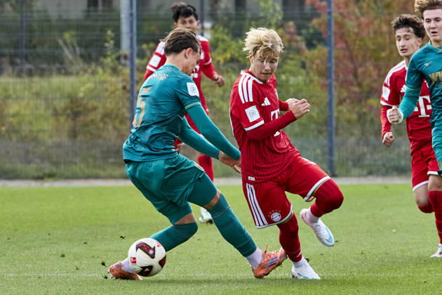 B-Junioren Bundesliga DFB-Nachwuchsliga, FC Bayern München U17, U 17 vs FC Augsburg (U17), München FC Bayern, München FC Bayern (U17), Augsburg FC, Augsburg FC (U17), 2026-10-11 in München (FC Bayern Campus) MAHR Maximilian (FC Bayern München (U17) Zentrales Mittelfeld Nr14-FCB14), MATZ Maximilian (FC Augsburg (U17) Innenverteidiger Nr5-FCA5) sportworld München FC Bayern Campus Bayern Deutschland