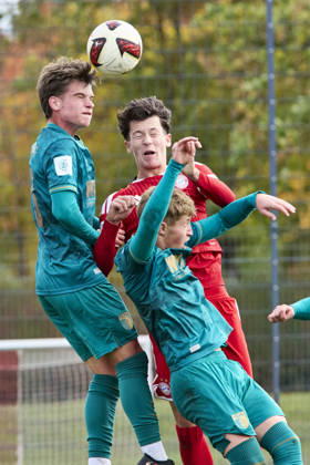 B-Junioren Bundesliga DFB-Nachwuchsliga, FC Bayern München U17, U 17 vs FC Augsburg (U17), München FC Bayern, München FC Bayern (U17), Augsburg FC, Augsburg FC (U17), 2026-10-11 in München (FC Bayern Campus) GALUN Damian (FC Augsburg (U17) Zentrales Mittelfeld Nr23-FCA23), KRASNIQI Florent (FC Bayern München (U17) Rechtsaußen Nr9-FCB9), HUBER Fynn (FC Augsburg (U17) Innenverteidiger Nr2-FCA2) sportworld München FC Bayern Campus Bayern Deutschland