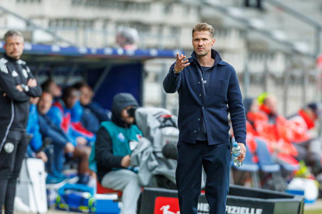 Trainer Oliver Kirch (DSC Arminia Bielefeld) gestikuliert, Gestik waehrend des Spiels der 2. Bundesliga zwischen VfL Bochum und Arminia Bielefeld, Ruhrstadion am 11. October 2026 in Bochum, Deutschland. (Foto von Mario Hommes DeFodi Images) +++ Trainer Oliver Kirch (DSC Arminia Bielefeld) gestures during the 2nd Bundesliga match between VfL Bochum and Arminia Bielefeld at Vonovia Ruhrstadion on October 11, 2026 in Bochum, Germany. (Photo by Mario Hommes DeFodi Images) DFB DFL REGULATIONS PROHIBIT ANY USE OF PHOTOGRAPHS AS IMAGE SEQUENCES AND OR QUASI-VIDEO. (Photo by Mario Hommes DeFodi Images) -