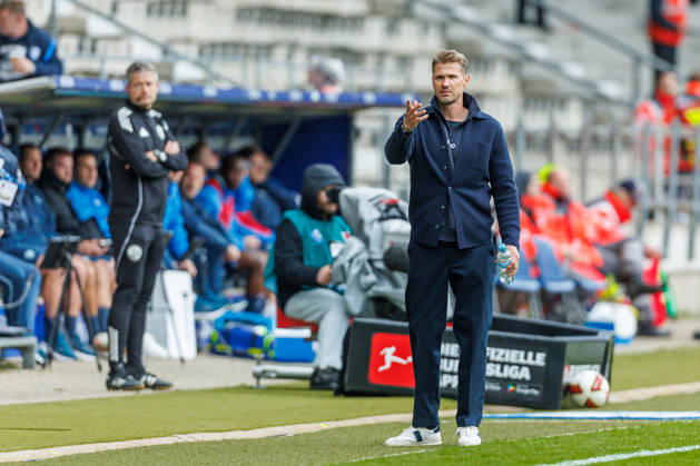 Trainer Oliver Kirch (DSC Arminia Bielefeld) gestikuliert, Gestik waehrend des Spiels der 2. Bundesliga zwischen VfL Bochum und Arminia Bielefeld, Ruhrstadion am 11. October 2026 in Bochum, Deutschland. (Foto von Mario Hommes DeFodi Images) +++ Trainer Oliver Kirch (DSC Arminia Bielefeld) gestures during the 2nd Bundesliga match between VfL Bochum and Arminia Bielefeld at Vonovia Ruhrstadion on October 11, 2026 in Bochum, Germany. (Photo by Mario Hommes DeFodi Images) DFB DFL REGULATIONS PROHIBIT ANY USE OF PHOTOGRAPHS AS IMAGE SEQUENCES AND OR QUASI-VIDEO. (Photo by Mario Hommes DeFodi Images) -
