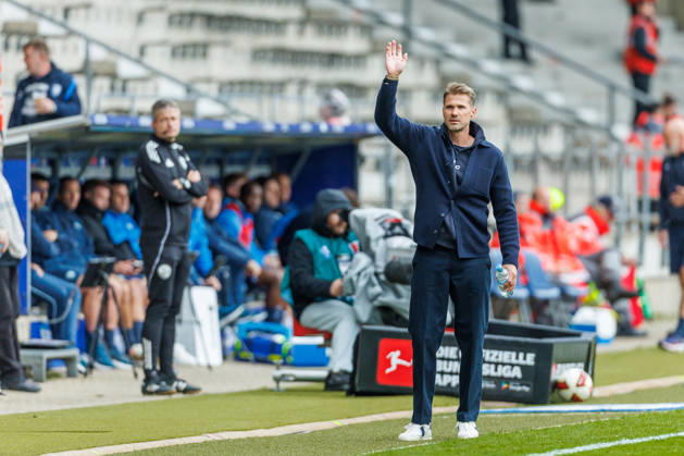 Trainer Oliver Kirch (DSC Arminia Bielefeld) gestikuliert, Gestik waehrend des Spiels der 2. Bundesliga zwischen VfL Bochum und Arminia Bielefeld, Ruhrstadion am 11. October 2026 in Bochum, Deutschland. (Foto von Mario Hommes DeFodi Images) +++ Trainer Oliver Kirch (DSC Arminia Bielefeld) gestures during the 2nd Bundesliga match between VfL Bochum and Arminia Bielefeld at Vonovia Ruhrstadion on October 11, 2026 in Bochum, Germany. (Photo by Mario Hommes DeFodi Images) DFB DFL REGULATIONS PROHIBIT ANY USE OF PHOTOGRAPHS AS IMAGE SEQUENCES AND OR QUASI-VIDEO. (Photo by Mario Hommes DeFodi Images) -