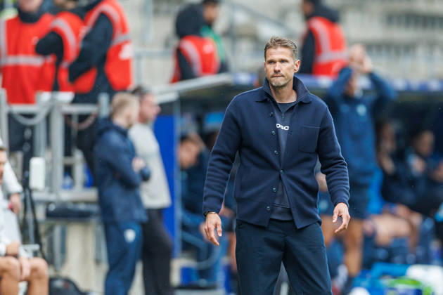 Trainer Oliver Kirch (DSC Arminia Bielefeld) schaut waehrend des Spiels der 2. Bundesliga zwischen VfL Bochum und Arminia Bielefeld, Ruhrstadion am 11. October 2026 in Bochum, Deutschland. (Foto von Mario Hommes DeFodi Images) +++ Trainer Oliver Kirch (DSC Arminia Bielefeld) looks on during the 2nd Bundesliga match between VfL Bochum and Arminia Bielefeld at Vonovia Ruhrstadion on October 11, 2026 in Bochum, Germany. (Photo by Mario Hommes DeFodi Images) DFB DFL REGULATIONS PROHIBIT ANY USE OF PHOTOGRAPHS AS IMAGE SEQUENCES AND OR QUASI-VIDEO. (Photo by Mario Hommes DeFodi Images) -