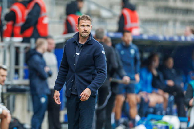Trainer Oliver Kirch (DSC Arminia Bielefeld) schaut waehrend des Spiels der 2. Bundesliga zwischen VfL Bochum und Arminia Bielefeld, Ruhrstadion am 11. October 2026 in Bochum, Deutschland. (Foto von Mario Hommes DeFodi Images) +++ Trainer Oliver Kirch (DSC Arminia Bielefeld) looks on during the 2nd Bundesliga match between VfL Bochum and Arminia Bielefeld at Vonovia Ruhrstadion on October 11, 2026 in Bochum, Germany. (Photo by Mario Hommes DeFodi Images) DFB DFL REGULATIONS PROHIBIT ANY USE OF PHOTOGRAPHS AS IMAGE SEQUENCES AND OR QUASI-VIDEO. (Photo by Mario Hommes DeFodi Images) -