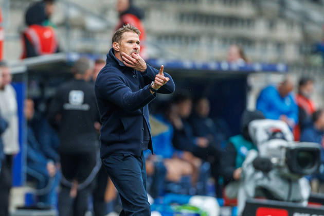 Trainer Oliver Kirch (DSC Arminia Bielefeld) gestikuliert, Gestik waehrend des Spiels der 2. Bundesliga zwischen VfL Bochum und Arminia Bielefeld, Ruhrstadion am 11. October 2026 in Bochum, Deutschland. (Foto von Mario Hommes DeFodi Images) +++ Trainer Oliver Kirch (DSC Arminia Bielefeld) gestures during the 2nd Bundesliga match between VfL Bochum and Arminia Bielefeld at Vonovia Ruhrstadion on October 11, 2026 in Bochum, Germany. (Photo by Mario Hommes DeFodi Images) DFB DFL REGULATIONS PROHIBIT ANY USE OF PHOTOGRAPHS AS IMAGE SEQUENCES AND OR QUASI-VIDEO. (Photo by Mario Hommes DeFodi Images) -