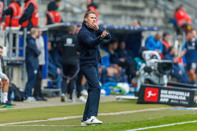 Trainer Oliver Kirch (DSC Arminia Bielefeld) gestikuliert, Gestik waehrend des Spiels der 2. Bundesliga zwischen VfL Bochum und Arminia Bielefeld, Ruhrstadion am 11. October 2026 in Bochum, Deutschland. (Foto von Mario Hommes DeFodi Images) +++ Trainer Oliver Kirch (DSC Arminia Bielefeld) gestures during the 2nd Bundesliga match between VfL Bochum and Arminia Bielefeld at Vonovia Ruhrstadion on October 11, 2026 in Bochum, Germany. (Photo by Mario Hommes DeFodi Images) DFB DFL REGULATIONS PROHIBIT ANY USE OF PHOTOGRAPHS AS IMAGE SEQUENCES AND OR QUASI-VIDEO. (Photo by Mario Hommes DeFodi Images) -