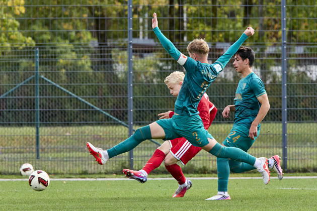 B-Junioren Bundesliga DFB-Nachwuchsliga, FC Bayern München U17, U 17 vs FC Augsburg (U17), München FC Bayern, München FC Bayern (U17), Augsburg FC, Augsburg FC (U17), 2026-10-11 in München (FC Bayern Campus) LUDWIG Linus (FC Bayern München (U17) Linksaußen Nr7-FCB7), HUBER Fynn (FC Augsburg (U17) Innenverteidiger Nr2-FCA2), AYARI Rami (FC Augsburg (U17) Linker Verteidiger Nr24-FCA24) sportworld München FC Bayern Campus Bayern Deutschland