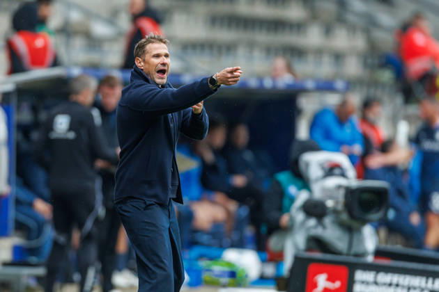 Trainer Oliver Kirch (DSC Arminia Bielefeld) gestikuliert, Gestik waehrend des Spiels der 2. Bundesliga zwischen VfL Bochum und Arminia Bielefeld, Ruhrstadion am 11. October 2026 in Bochum, Deutschland. (Foto von Mario Hommes DeFodi Images) +++ Trainer Oliver Kirch (DSC Arminia Bielefeld) gestures during the 2nd Bundesliga match between VfL Bochum and Arminia Bielefeld at Vonovia Ruhrstadion on October 11, 2026 in Bochum, Germany. (Photo by Mario Hommes DeFodi Images) DFB DFL REGULATIONS PROHIBIT ANY USE OF PHOTOGRAPHS AS IMAGE SEQUENCES AND OR QUASI-VIDEO. (Photo by Mario Hommes DeFodi Images) -