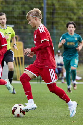 B-Junioren Bundesliga DFB-Nachwuchsliga, FC Bayern München U17, U 17 vs FC Augsburg (U17), München FC Bayern, München FC Bayern (U17), Augsburg FC, Augsburg FC (U17), 2026-10-11 in München (FC Bayern Campus) MAHR Maximilian (FC Bayern München (U17) Zentrales Mittelfeld Nr14-FCB14) sportworld München FC Bayern Campus Bayern Deutschland