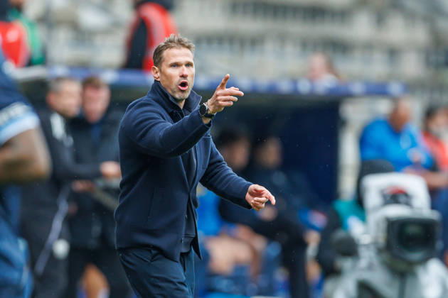 Trainer Oliver Kirch (DSC Arminia Bielefeld) gestikuliert, Gestik waehrend des Spiels der 2. Bundesliga zwischen VfL Bochum und Arminia Bielefeld, Ruhrstadion am 11. October 2026 in Bochum, Deutschland. (Foto von Mario Hommes DeFodi Images) +++ Trainer Oliver Kirch (DSC Arminia Bielefeld) gestures during the 2nd Bundesliga match between VfL Bochum and Arminia Bielefeld at Vonovia Ruhrstadion on October 11, 2026 in Bochum, Germany. (Photo by Mario Hommes DeFodi Images) DFB DFL REGULATIONS PROHIBIT ANY USE OF PHOTOGRAPHS AS IMAGE SEQUENCES AND OR QUASI-VIDEO. (Photo by Mario Hommes DeFodi Images) -