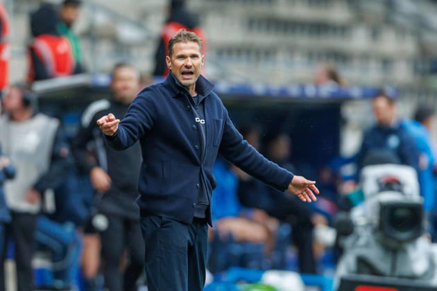 Trainer Oliver Kirch (DSC Arminia Bielefeld) gestikuliert, Gestik waehrend des Spiels der 2. Bundesliga zwischen VfL Bochum und Arminia Bielefeld, Ruhrstadion am 11. October 2026 in Bochum, Deutschland. (Foto von Mario Hommes DeFodi Images) +++ Trainer Oliver Kirch (DSC Arminia Bielefeld) gestures during the 2nd Bundesliga match between VfL Bochum and Arminia Bielefeld at Vonovia Ruhrstadion on October 11, 2026 in Bochum, Germany. (Photo by Mario Hommes DeFodi Images) DFB DFL REGULATIONS PROHIBIT ANY USE OF PHOTOGRAPHS AS IMAGE SEQUENCES AND OR QUASI-VIDEO. (Photo by Mario Hommes DeFodi Images) -
