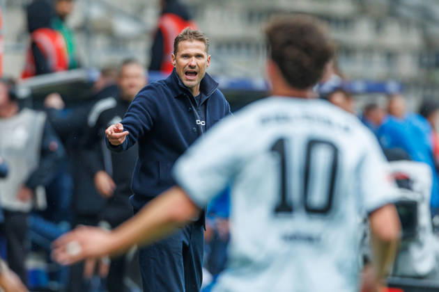 Trainer Oliver Kirch (DSC Arminia Bielefeld) gestikuliert, Gestik waehrend des Spiels der 2. Bundesliga zwischen VfL Bochum und Arminia Bielefeld, Ruhrstadion am 11. October 2026 in Bochum, Deutschland. (Foto von Mario Hommes DeFodi Images) +++ Trainer Oliver Kirch (DSC Arminia Bielefeld) gestures during the 2nd Bundesliga match between VfL Bochum and Arminia Bielefeld at Vonovia Ruhrstadion on October 11, 2026 in Bochum, Germany. (Photo by Mario Hommes DeFodi Images) DFB DFL REGULATIONS PROHIBIT ANY USE OF PHOTOGRAPHS AS IMAGE SEQUENCES AND OR QUASI-VIDEO. (Photo by Mario Hommes DeFodi Images) -