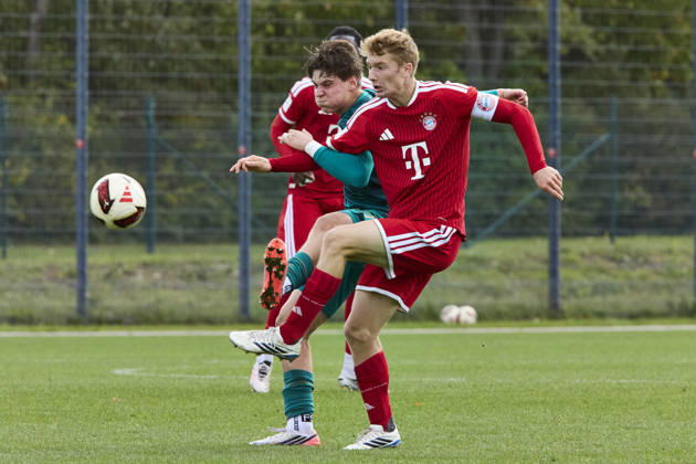 B-Junioren Bundesliga DFB-Nachwuchsliga, FC Bayern München U17, U 17 vs FC Augsburg (U17), München FC Bayern, München FC Bayern (U17), Augsburg FC, Augsburg FC (U17), 2026-10-11 in München (FC Bayern Campus) SCHREYER Tim (FC Bayern München (U17) Innenverteidiger Nr4-FCB4), GEORGIEV Bojan (FC Augsburg (U17) Sturm Nr20-FCA20) sportworld München FC Bayern Campus Bayern Deutschland