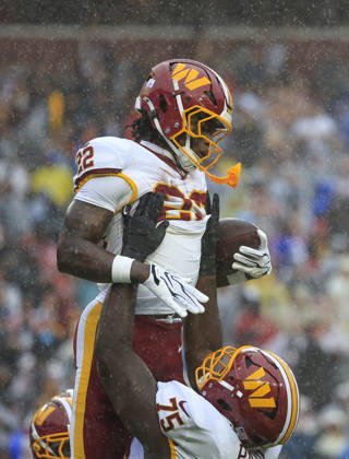 October 11, 2026: Washington Commanders RB 22 Jacory Croskey-Merritt is hoisted in celebration by Washington Commanders G 75 Chris Paul after a touchdown during the Washington Commanders game against the New York Giants at Northwest Stadium in Landover, MD. CSM Landover United States of America - ZUMAc04_ 20261011_zma_c04_066 Copyright: xJustinxCooperx