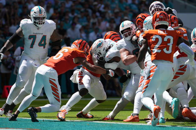 MIAMI GARDENS, FL - OCTOBER 11: Miami Dolphins running back Ollie Gordon II (0) muwscles his way into the end zone for a touchdown during the NFL, American Football Herren, USA game between the Cincinnati Bengals and the Miami Dolphins on Sunday, October 11, 2026 at Hard Rcok Stadium in Miami Gardens, FL (Photo by Peter Joneleit Icon Sportswire) NFL: OCT 11 Bengals at Dolphins EDITORIAL USE ONLY Icon2601011006