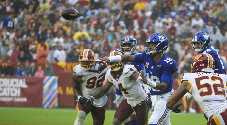 October 11, 2026: New York Giants QB 19 Jameis Winston throws the football during the Washington Commanders game against the New York Giants at Northwest Stadium in Landover, MD. CSM NFL, American Football Herren, USA 2026: Washington Commanders Vs New York Giants OCT 11 - ZUMAc04_ 20261011_zma_c04_097 Copyright: xJustinxCooperx