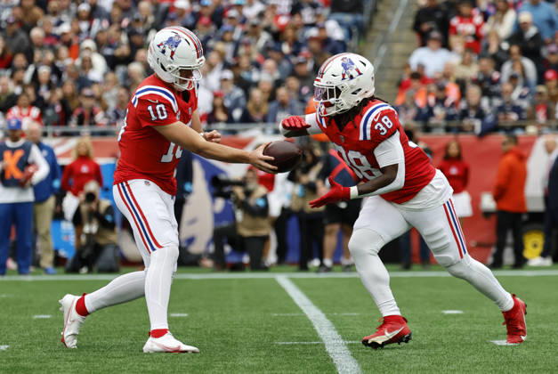 FOXBOROUGH, MA - OCTOBER 11: Rhamondre Stevenson 38 of the New England Patriots takes the ball from Drake Maye 10 of the New England Patriots during a game between the New England Patriots and the Las Vegas Raiders on October 11, 2026, at Gillette Stadium in Foxborough, Massachusetts. (Photo by Fred Kfoury III Icon Sportswire) NFL, American Football Herren, USA OCT 11 Raiders at Patriots EDITORIAL USE ONLY Icon482261011001