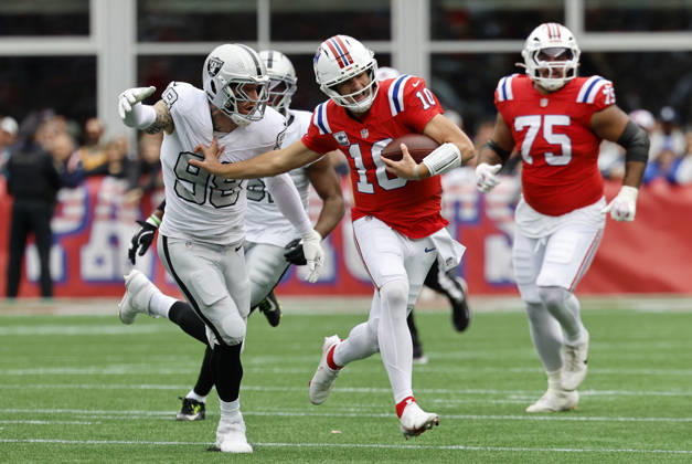 FOXBOROUGH, MA - OCTOBER 11: Drake Maye 10 of the New England Patriots fend off Maxx Crosby 98 of the Las Vegas Raiders on a run during a game between the New England Patriots and the Las Vegas Raiders on October 11, 2026, at Gillette Stadium in Foxborough, Massachusetts. (Photo by Fred Kfoury III Icon Sportswire) NFL, American Football Herren, USA OCT 11 Raiders at Patriots EDITORIAL USE ONLY Icon482261011009