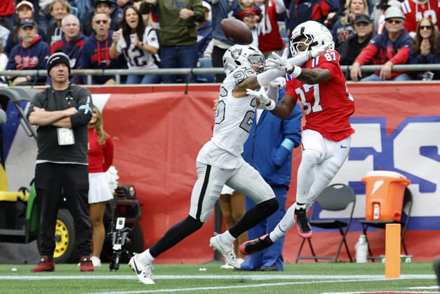 FOXBOROUGH, MA - OCTOBER 11: Darien Porter 26 of the Las Vegas Raiders breaks up a pass for Romeo Doubs 87 of the New England Patriots during a game between the New England Patriots and the Las Vegas Raiders on October 11, 2026, at Gillette Stadium in Foxborough, Massachusetts. (Photo by Fred Kfoury III Icon Sportswire) NFL, American Football Herren, USA OCT 11 Raiders at Patriots EDITORIAL USE ONLY Icon482261011012