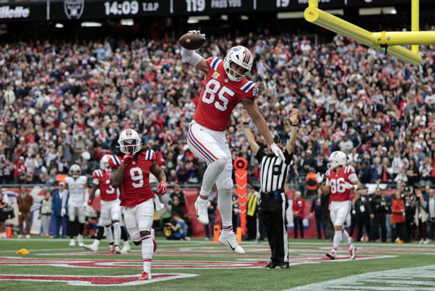 FOXBOROUGH, MA - OCTOBER 11: Hunter Henry 85 of the New England Patriots spikes the ball after scoring during a game between the New England Patriots and the Las Vegas Raiders on October 11, 2026, at Gillette Stadium in Foxborough, Massachusetts. (Photo by Fred Kfoury III Icon Sportswire) NFL, American Football Herren, USA OCT 11 Raiders at Patriots EDITORIAL USE ONLY Icon482261011024