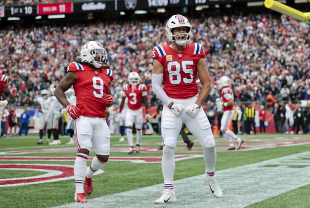 FOXBOROUGH, MA - OCTOBER 11: Hunter Henry 85 of the New England Patriots celebrates his score during a game between the New England Patriots and the Las Vegas Raiders on October 11, 2026, at Gillette Stadium in Foxborough, Massachusetts. (Photo by Fred Kfoury III Icon Sportswire) NFL, American Football Herren, USA OCT 11 Raiders at Patriots EDITORIAL USE ONLY Icon482261011025