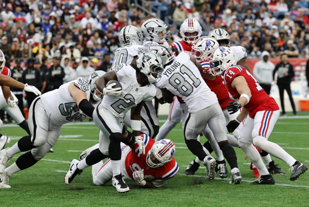 FOXBOROUGH, MA - OCTOBER 11: Ashton Jeanty 2 of the Las Vegas Raiders carries during a game between the New England Patriots and the Las Vegas Raiders on October 11, 2026, at Gillette Stadium in Foxborough, Massachusetts. (Photo by Fred Kfoury III Icon Sportswire) NFL, American Football Herren, USA OCT 11 Raiders at Patriots EDITORIAL USE ONLY Icon482261011029