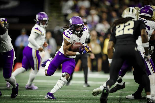 NEW ORLEANS, LA - OCTOBER 11: Aaron Jones 33 of the Minnesota Vikings runs against the New Orleans Saints during the second half of a game at Caesars Superdome on October 11, 2026, in New Orleans, Louisiana. (Photo by Derick Hingle Icon Sportswire) NFL, American Football Herren, USA OCT 11 Vikings at Saints EDITORIAL USE ONLY Icon126261011027