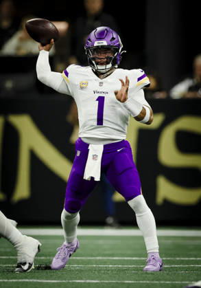 NEW ORLEANS, LA - OCTOBER 11: Kyler Murray 1 of the Minnesota Vikings throws a pass against the New Orleans Saints during the first half of a game at Caesars Superdome on October 11, 2026, in New Orleans, Louisiana. (Photo by Derick Hingle Icon Sportswire) NFL, American Football Herren, USA OCT 11 Vikings at Saints EDITORIAL USE ONLY Icon126261011035