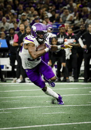 NEW ORLEANS, LA - OCTOBER 11: Aaron Jones 33 of the Minnesota Vikings runs against the New Orleans Saints during the second half of a game at Caesars Superdome on October 11, 2026, in New Orleans, Louisiana. (Photo by Derick Hingle Icon Sportswire) NFL, American Football Herren, USA OCT 11 Vikings at Saints EDITORIAL USE ONLY Icon126261011045