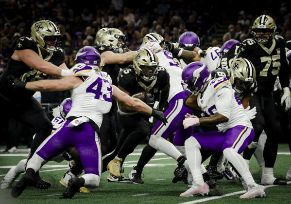 NEW ORLEANS, LA - OCTOBER 11: Kendre Miller 5 of the New Orleans Saints runs against the Minnesota Vikings during the first half of a game at Caesars Superdome on October 11, 2026, in New Orleans, Louisiana. (Photo by Derick Hingle Icon Sportswire) NFL, American Football Herren, USA OCT 11 Vikings at Saints EDITORIAL USE ONLY Icon126261011043