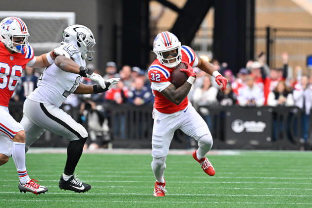 Oct 11, 2026; Foxborough, MA, USA; New England Patriots running back TreVeyon Henderson (32) runs the ball with pressure from Las Vegas Raiders linebacker Nakobe Dean (17) during the first half at Gillette Stadium. Mandatory Credit: -Cal Media NFL, American Football Herren, USA 2026: Raiders Vs Patriots OCT 11  - ZUMAc04_ 20261011_zma_c04_145 Copyright: xEricxCanhax