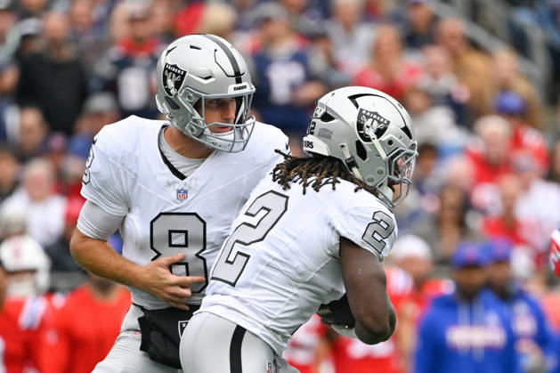 Oct 11, 2026; Foxborough, MA, USA; Las Vegas Raiders quarterback Kirk Cousins (8) hands the ball to running back Ashton Jeanty (2) during the first half against the New England Patriots at Gillette Stadium. Mandatory Credit: -Cal Media NFL, American Football Herren, USA 2026: Raiders Vs Patriots OCT 11 - ZUMAc04_ 20261011_zma_c04_148 Copyright: xEricxCanhax