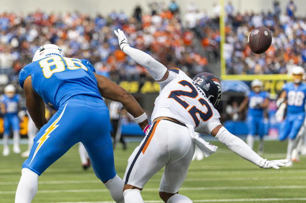 October 11, 2026, Inglewood, California, USA: Denver Broncos Safety Brandon Jones (22) defects a pass intended for Los Angeles Chargers tight end Oronde Gadsden (86) during an NFL, American Football Herren, USA football game, in Inglewood, Calif. on Sunday Oct. 11, 2026. NHL, Eishockey Herren, USA 2026: LA Chargers Vs Denver Broncos - ZUMAc68_ 20261011_zaf_c68_001 Copyright: xRingoxChiux