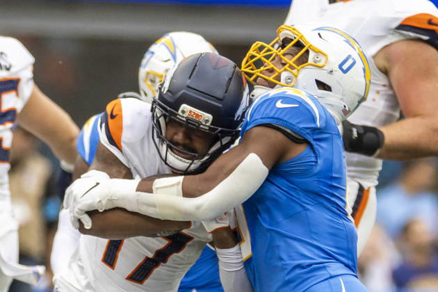 October 11, 2026, Inglewood, California, USA: Denver Broncos Wide Receiver Jaylen Waddle (17) is stopped by Los Angeles Chargers linebacker Daiyan Henley (0) during an NFL, American Football Herren, USA football game, in Inglewood, Calif. on Sunday Oct. 11, 2026. Inglewood USA - ZUMAc68_ 20261011_zaf_c68_012 Copyright: xRingoxChiux