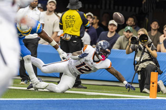 October 11, 2026, Inglewood, California, USA: Denver Broncos Running Back RJ Harvey (12) fails to catch a pass against Los Angeles Chargers linebacker Daiyan Henley (0) during an NFL, American Football Herren, USA football game, in Inglewood, Calif. on Sunday Oct. 11, 2026. NHL, Eishockey Herren, USA 2026: LA Chargers Vs Denver Broncos - ZUMAc68_ 20261011_zaf_c68_004 Copyright: xRingoxChiux