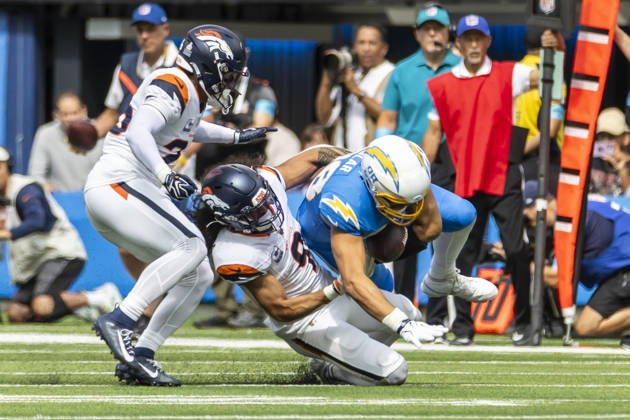 October 11, 2026, Inglewood, California, USA: Los Angeles Chargers tight end Charlie Kolar (88) is brought down by Denver Broncos Safety Talanoa Hufanga (9) during an NFL, American Football Herren, USA football game, in Inglewood, Calif. on Sunday Oct. 11, 2026. NHL, Eishockey Herren, USA 2026: LA Chargers Vs Denver Broncos - ZUMAc68_ 20261011_zaf_c68_006 Copyright: xRingoxChiux