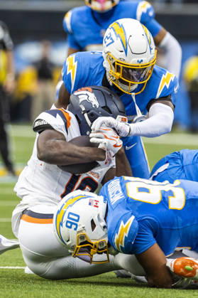 October 11, 2026, Inglewood, California, USA: Denver Broncos Wide Receiver Marvin Mims Jr. (19) is brought down by Los Angeles Chargers defensive lineman Nick Barrett (91) and safety RJ Mickens (27) during an NFL, American Football Herren, USA football game, in Inglewood, Calif. on Sunday Oct. 11, 2026. NHL, Eishockey Herren, USA 2026: LA Chargers Vs Denver Broncos - ZUMAc68_ 20261011_zaf_c68_007 Copyright: xRingoxChiux