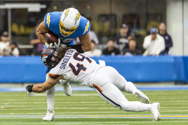 October 11, 2026, Inglewood, California, USA: Los Angeles Chargers tight end Charlie Kolar (88) is tackled by Denver Broncos Inside Linebacker Alex Singleton (49) during an NFL, American Football Herren, USA football game, in Inglewood, Calif. on Sunday Oct. 11, 2026. Inglewood USA - ZUMAc68_ 20261011_zaf_c68_009 Copyright: xRingoxChiux